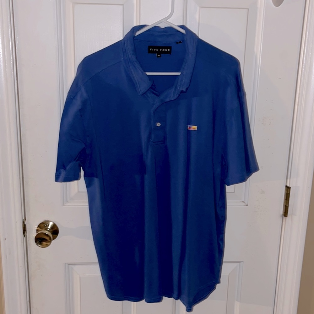 Short sleeve collared dress shirt. Perfect for office attire or casual wear